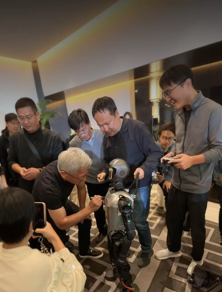 黄仁勋为Booster T1签名